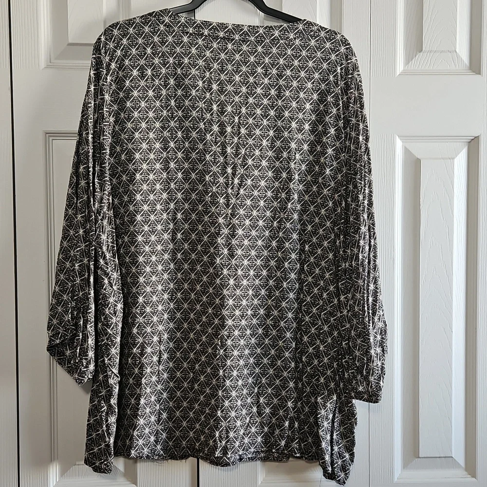 WEEKEND SALE! Marisa Christina Black and White Patterned Top - Picture 4 of 4